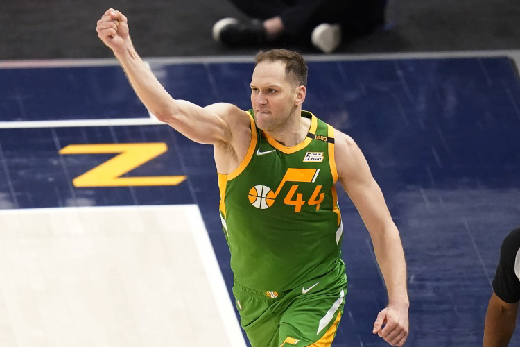 蜂鸟竞技- 羽毛球夜战：皖南灰熊队逆转北城貔貅队，主帅临场妙招战术板得到兑现