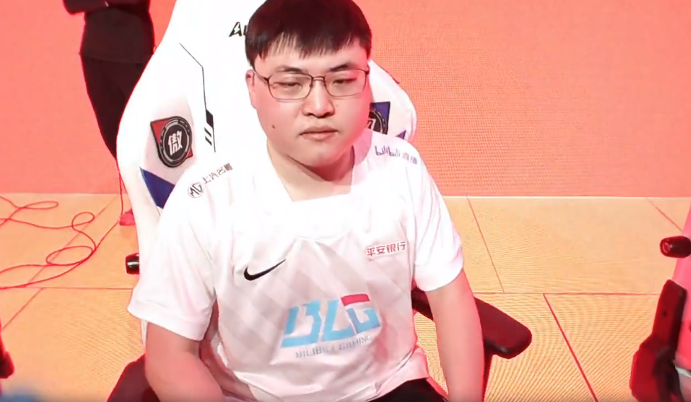 蜂鸟竞技-包含Uzi关键节点回归赛场，独行侠带队取胜！的词条